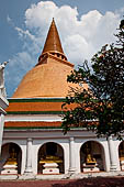 Thailand, Phra Pathom Chedi, the nation's largest pagoda in Nakorn Pathom. Buddha statue in niche of the outer courtyard. 